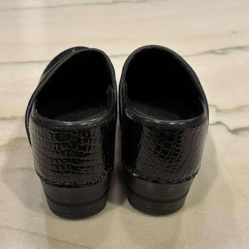 Sanita Clogs Womens Size 37 US 6.5 Black Patent Croc Embossed Professional - Picture 4 of 7